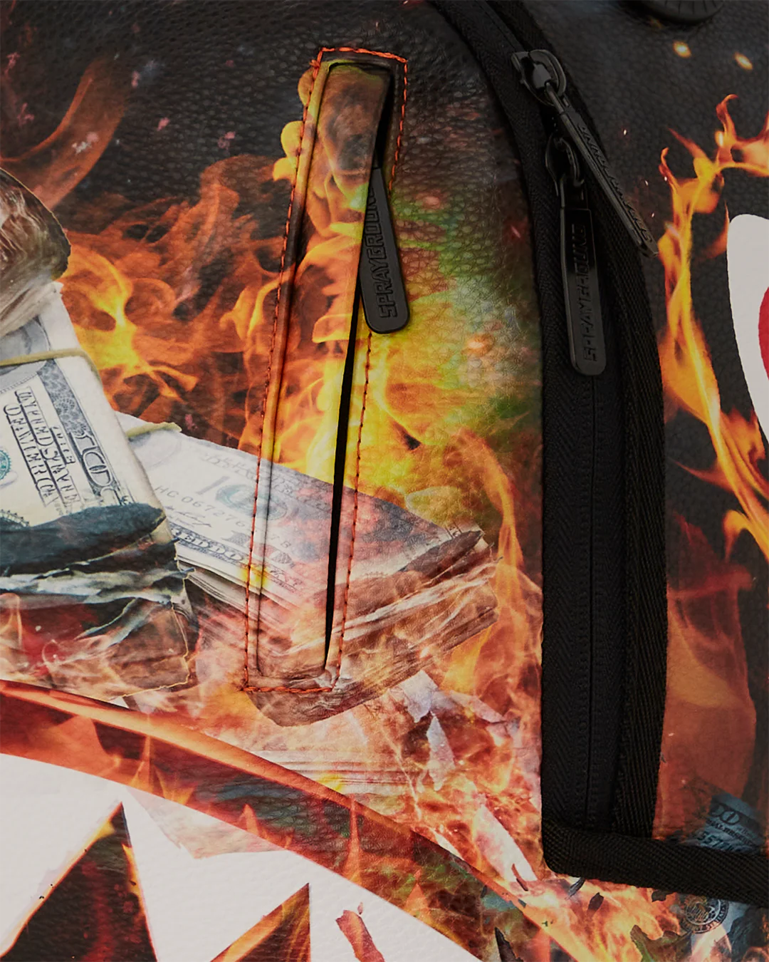 MOCHILA SPRAYGROUND SHARK FIRE CHECK DLXSV
