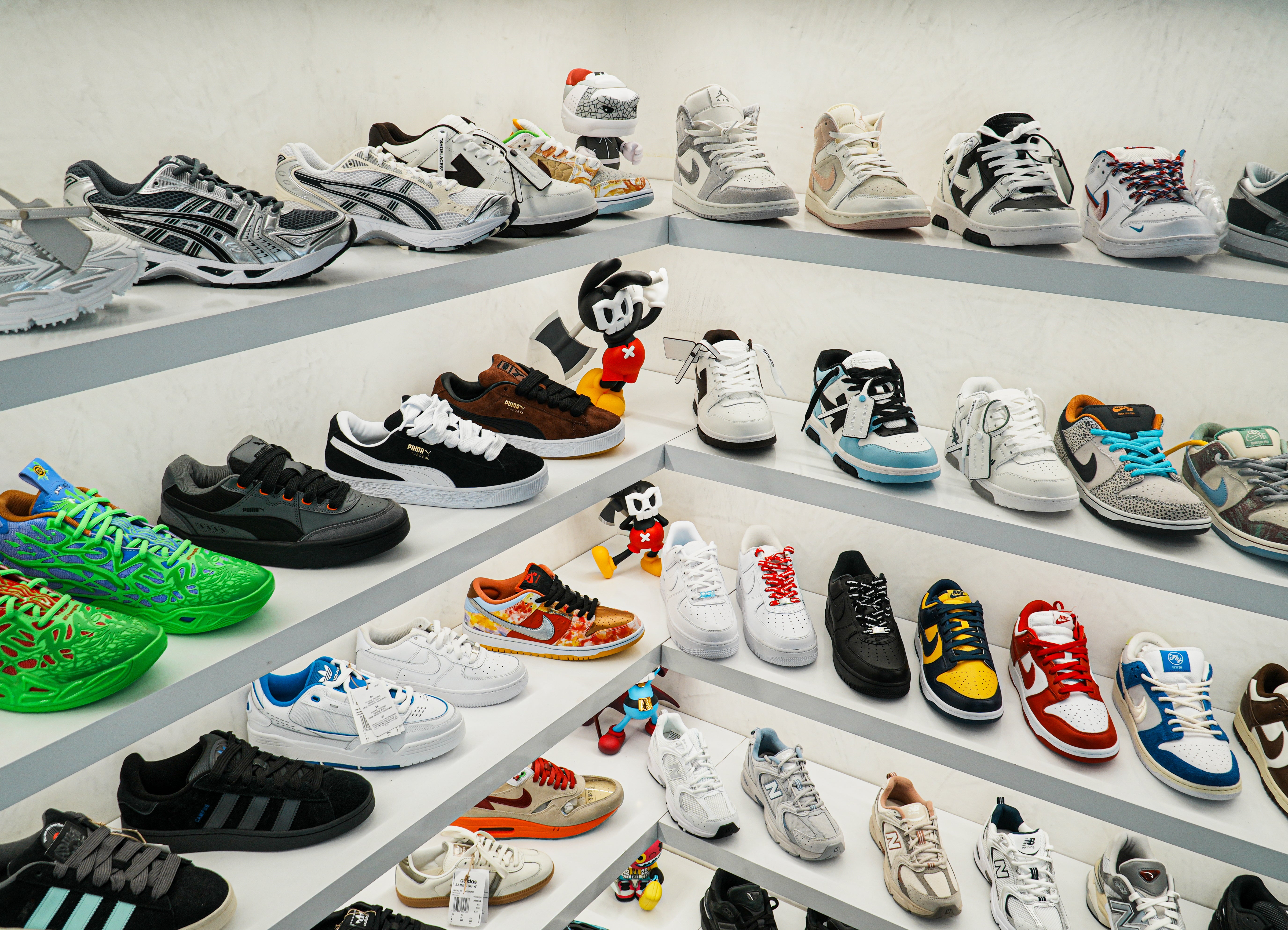 Interior de la tienda física de Limitless Sneakers, con zapatillas, accesorios y ropa urbana exclusiva.