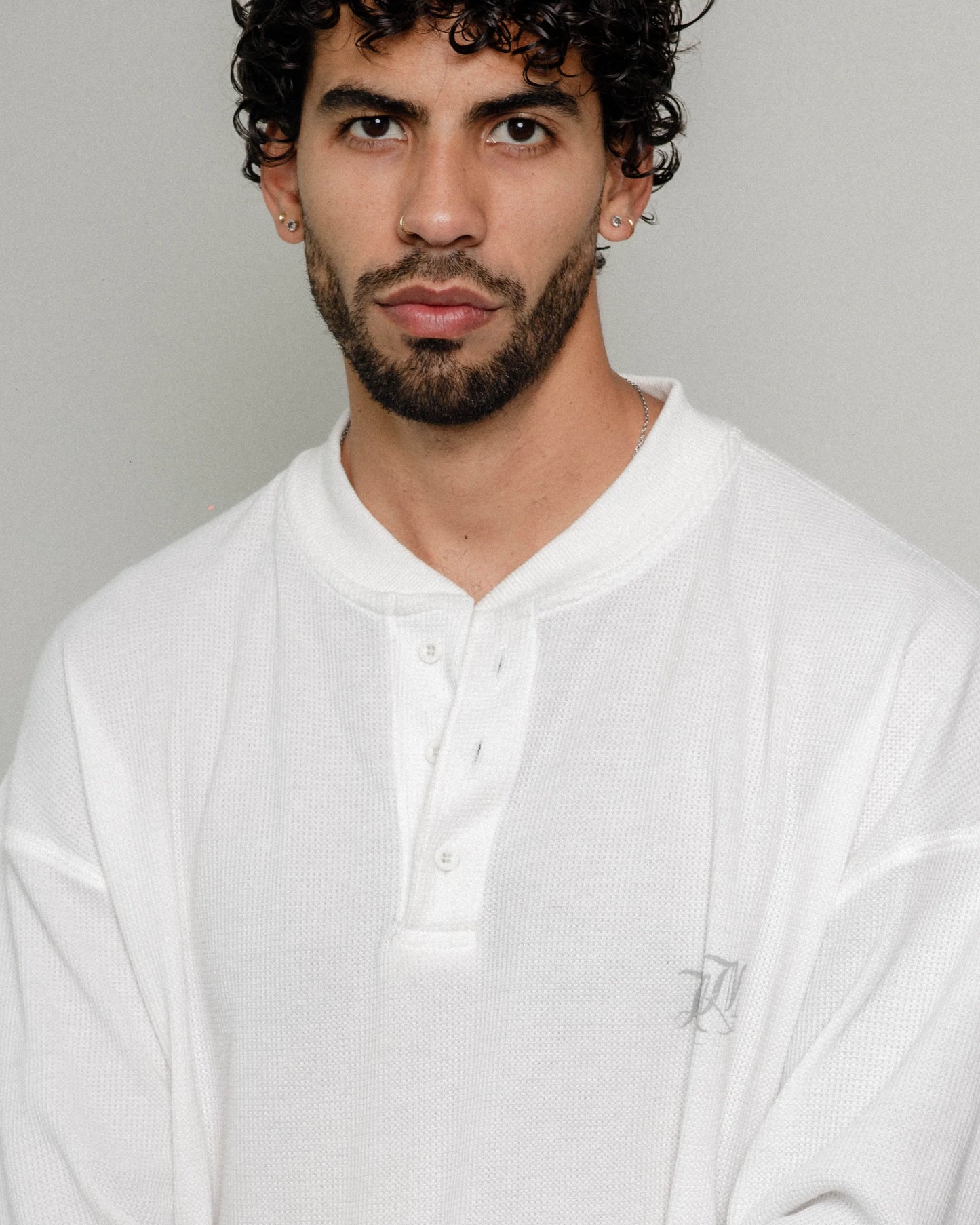 MOMNTS WHITE CORE HENLEY