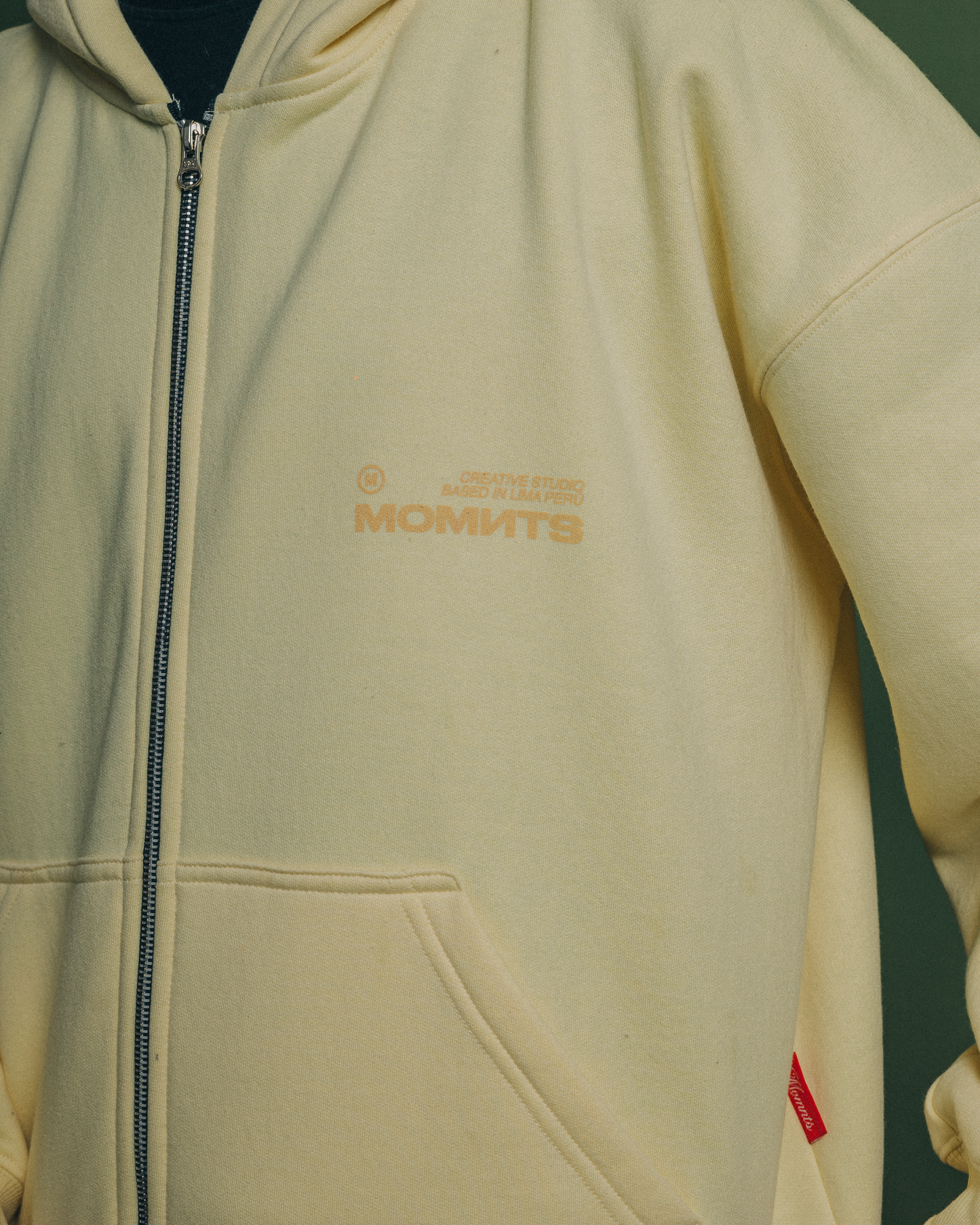 MOMNTS CREATIVE AMARELLO ZIPPER HOODIE
