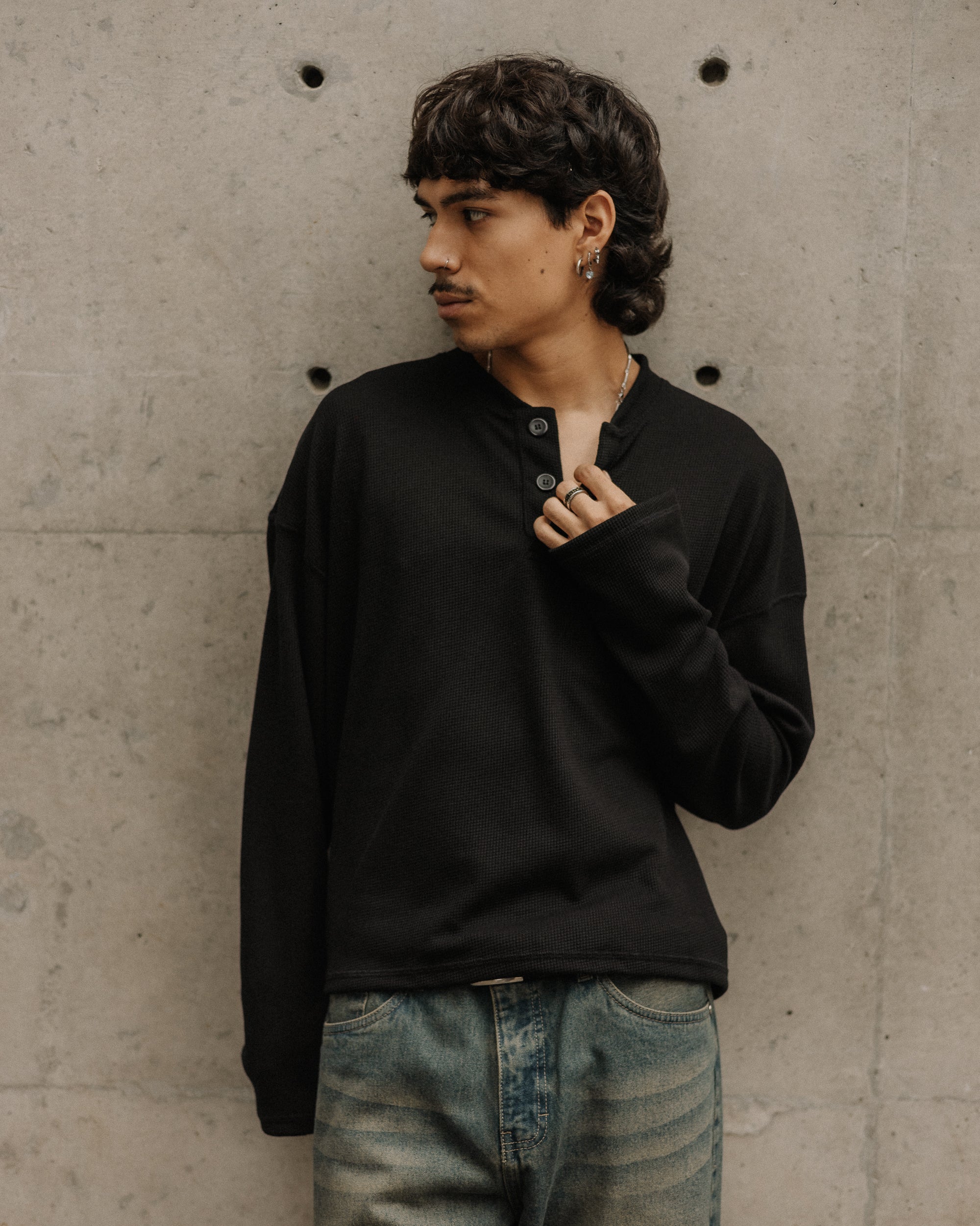 MOMNTS BLACK COFFEE HENLEY