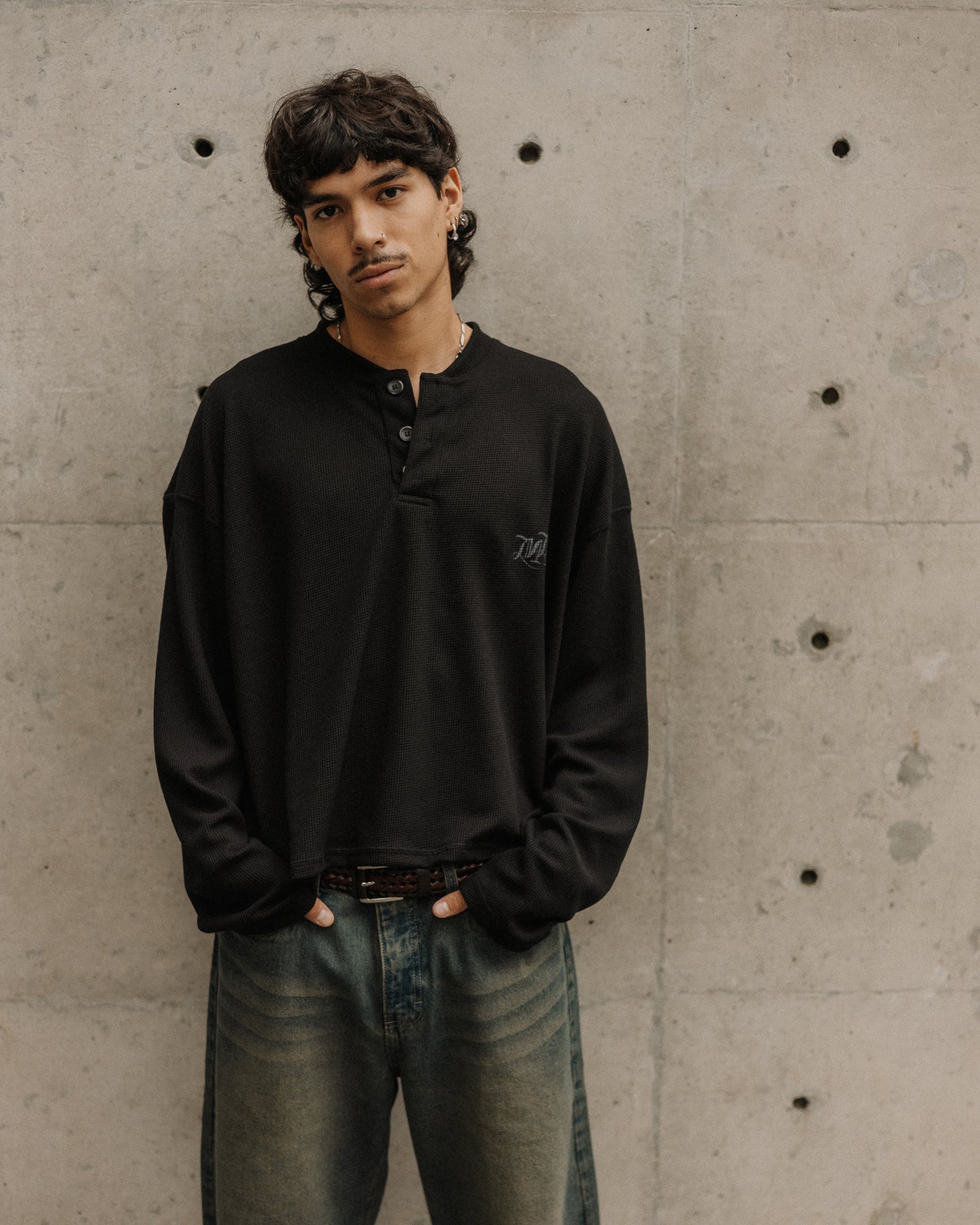 MOMNTS BLACK COFFEE HENLEY