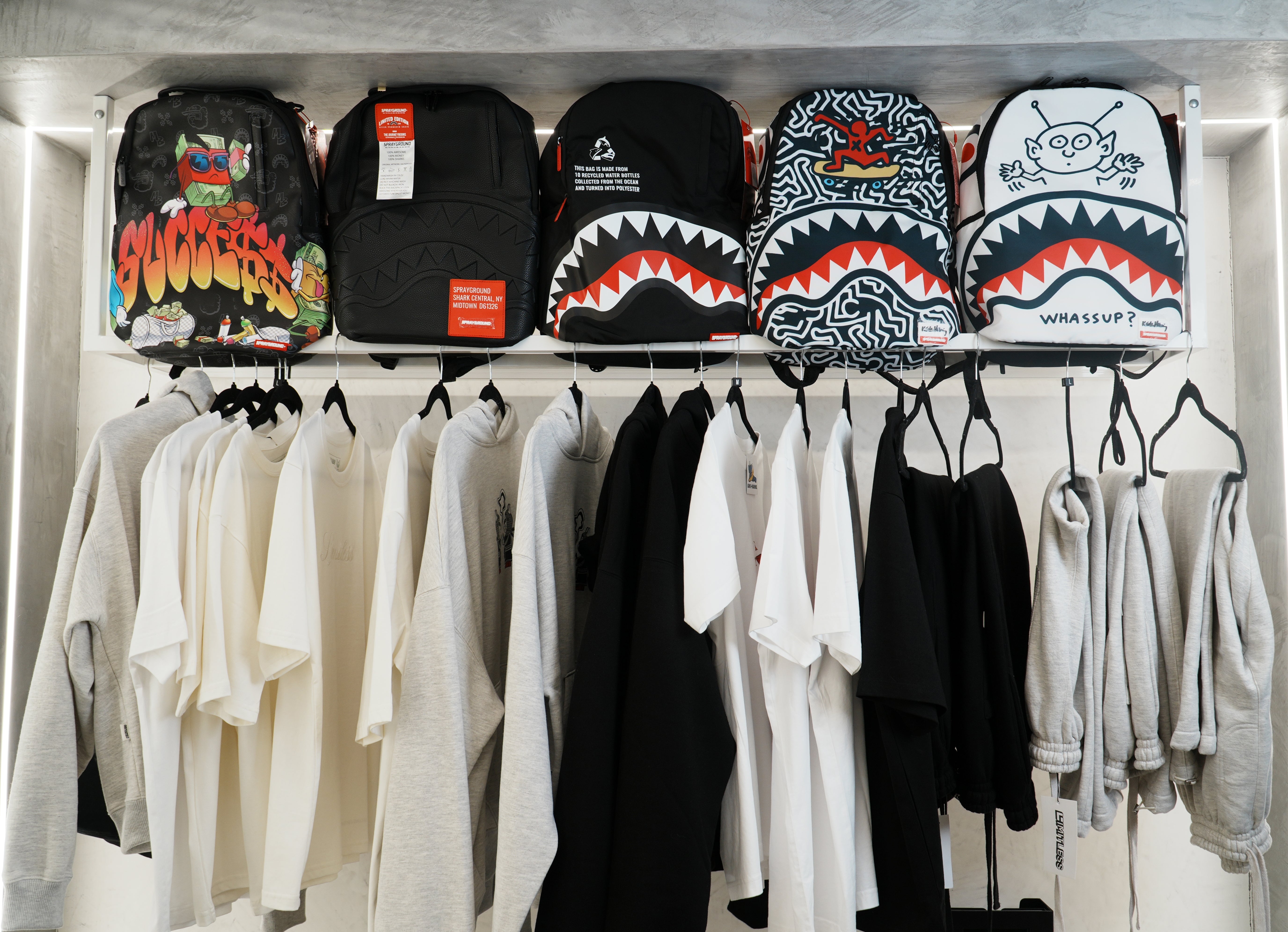 Interior de la tienda física de Limitless Sneakers, con zapatillas, accesorios y ropa urbana exclusiva.